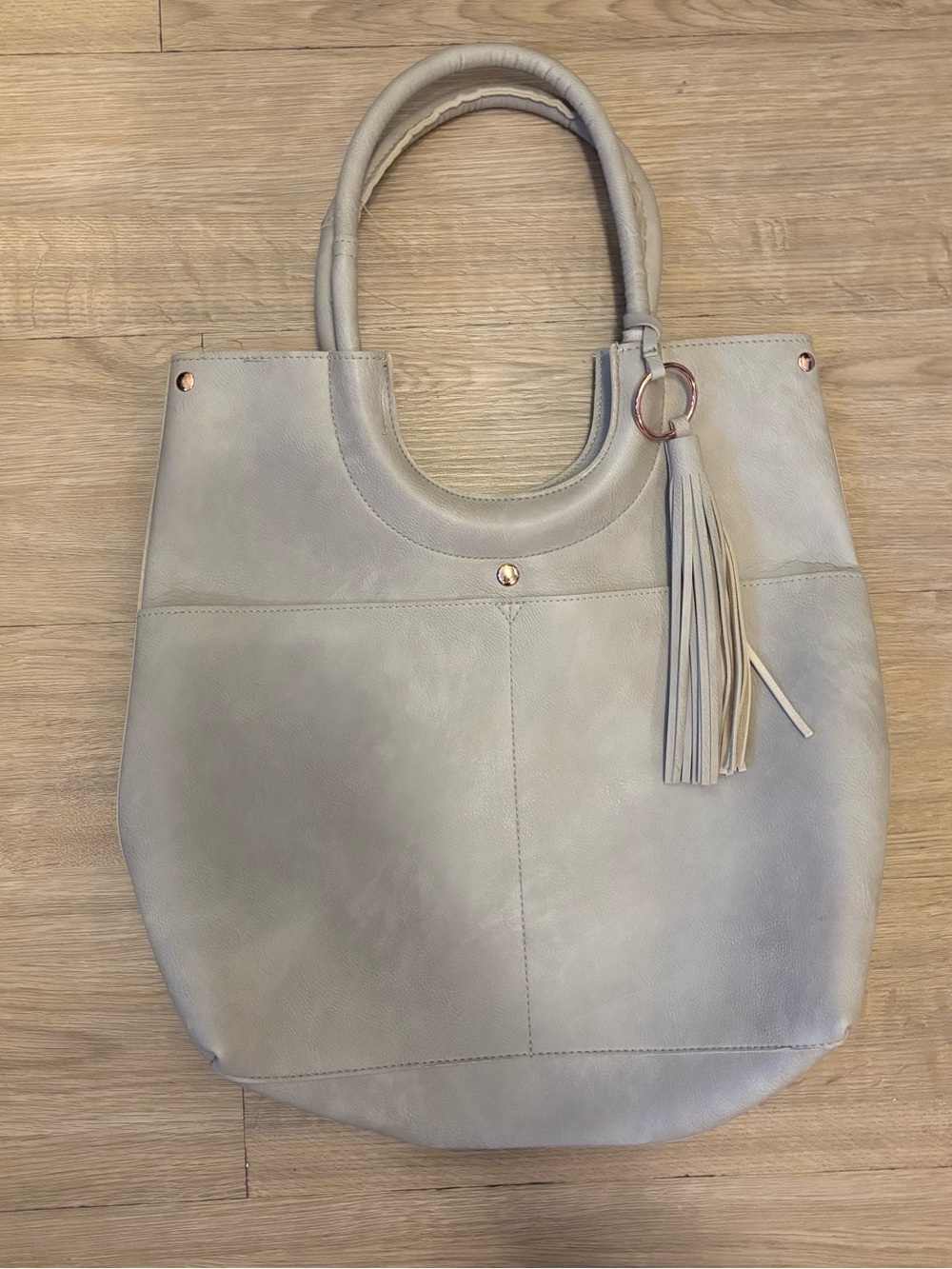 Neutral leather Tote Bag with Tassel - Light Gray

Small scuff